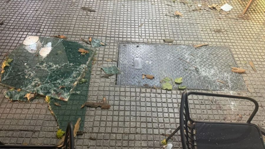 Un hombre de 50 años resultó herido leve en Palermo cuando un blindex cayó de un departamento desocupado sobre su cabeza