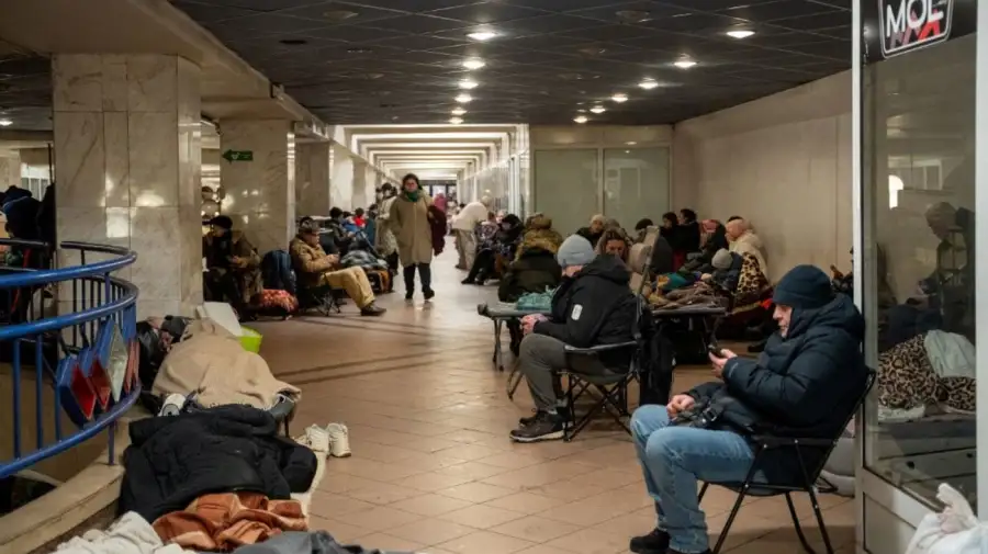 Ciudadanos ucranianos refugiados en una estación de subte en Kiev ante los ataques rusos de este viernes