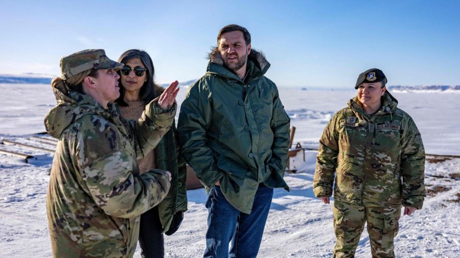 JD Vance junto a Usha Vance, segunda dama de Estados Unidos, durante un recorrido por la base estadounidense Pituffik Space en Groenlandia, en marzo de 2025.