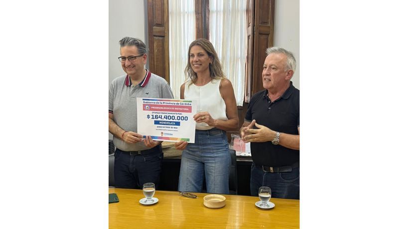 El Ministro de Cooperativas y Mutuales, Dr. Gustavo Brandán junto a la Intendente Adela Arning