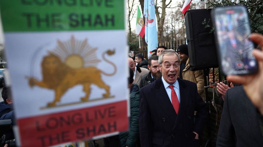 Fotogaleria El líder del partido Reform UK, Nigel Farage (centro), visita a manifestantes antiiraníes durante una concentración frente a la embajada de Irán, en el centro de Londres