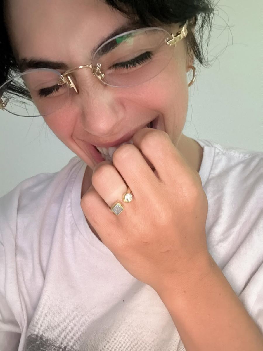 Las fotos de Lali Espósito con un anillo