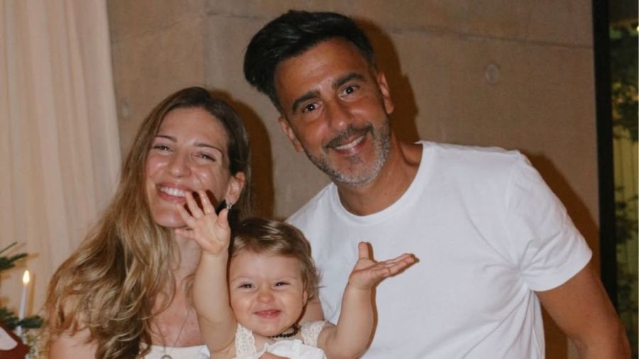 Fede Hoppe y Maca Rinaldi junto a su hija Amanda