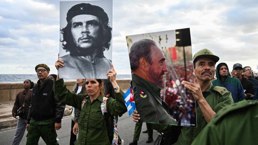 Fotogaleria Cubanos sostienen imágenes del héroe revolucionario Ernesto 