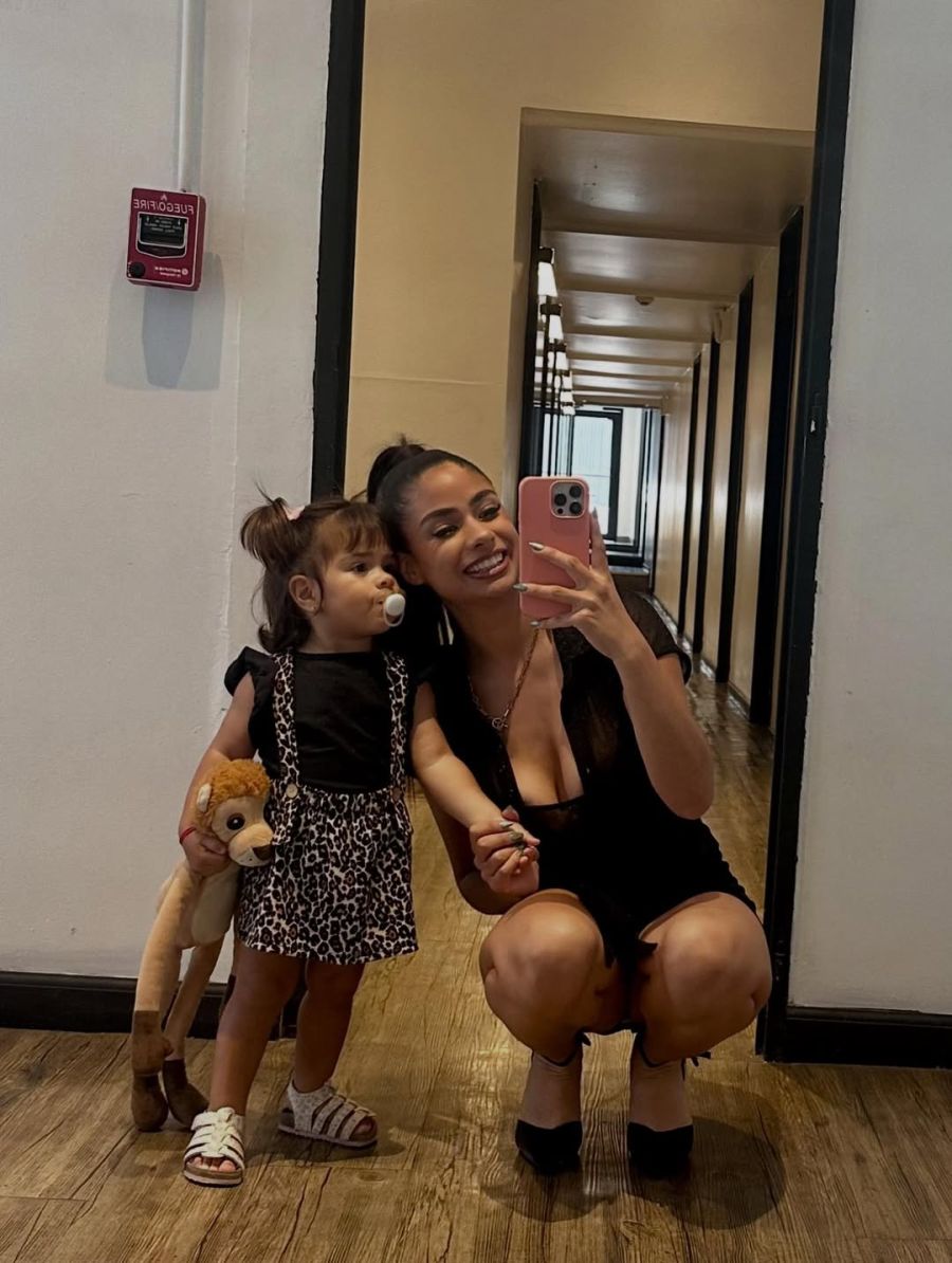 Daniela Celis y su hija