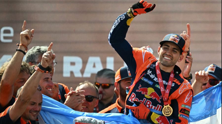 Luciano Benavides y su equipo, pura felicidad al ganar el Dakar en motos.