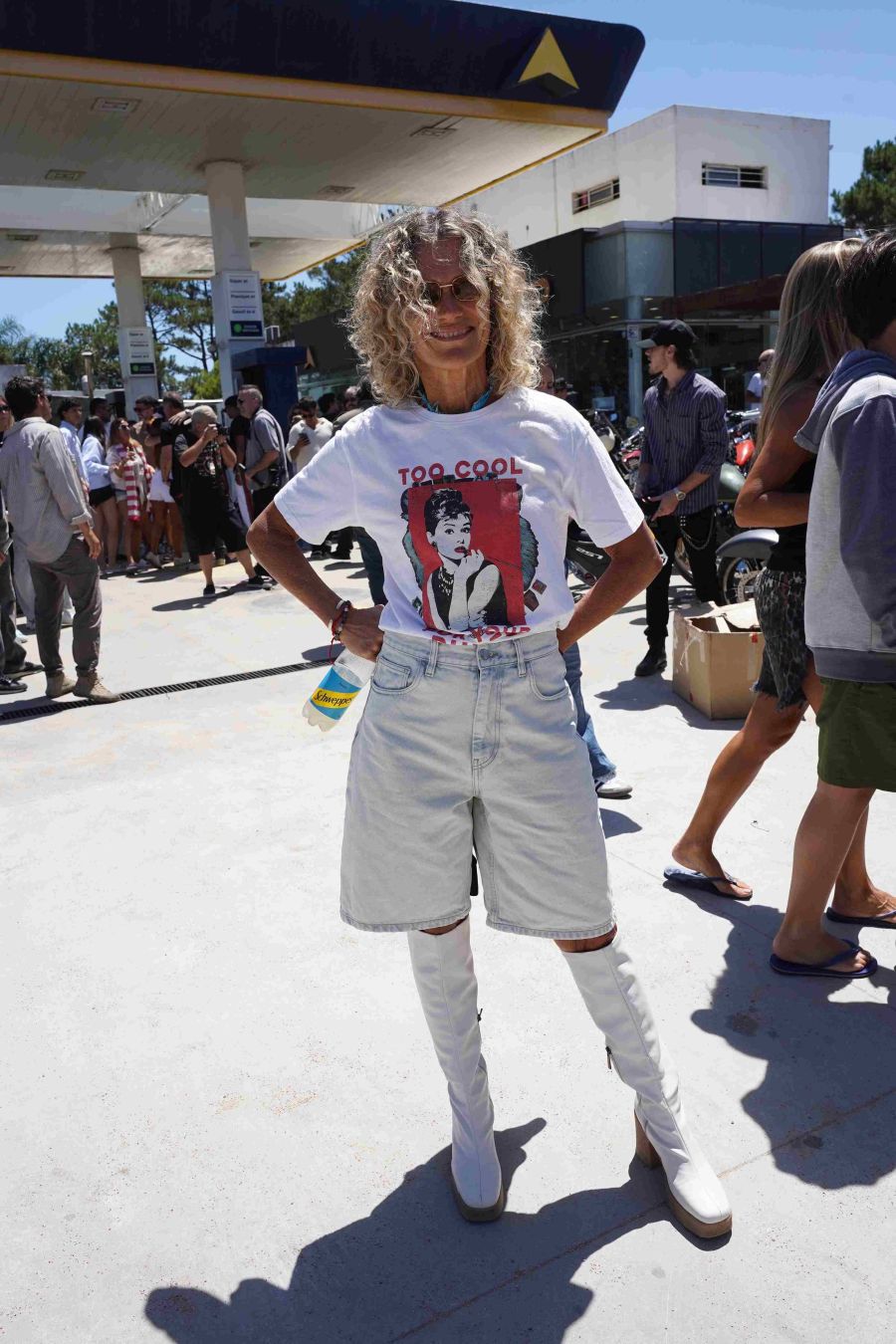 Maru Botana apostó por las botas blancas en un evento top y logró un look urbano con estilo