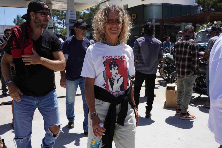 Maru Botana apostó por las botas blancas en un evento top y logró un look urbano con estilo