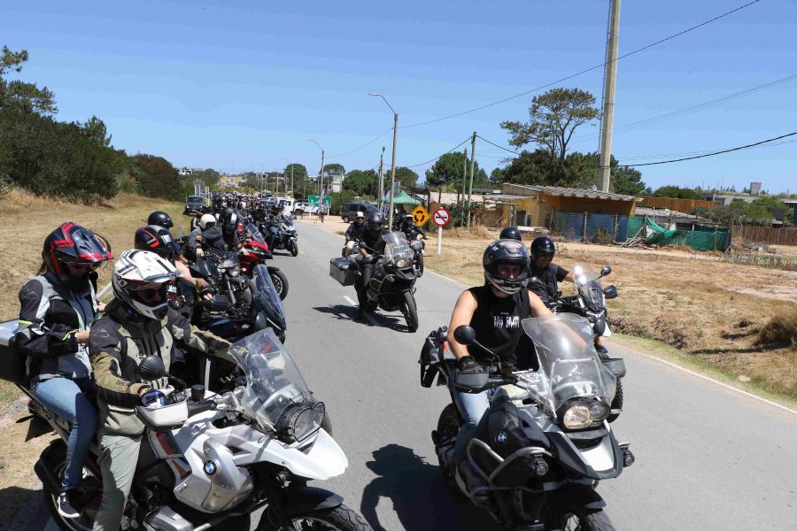Maru Botana apostó por las botas blancas en un evento top y logró un look urbano con estilo