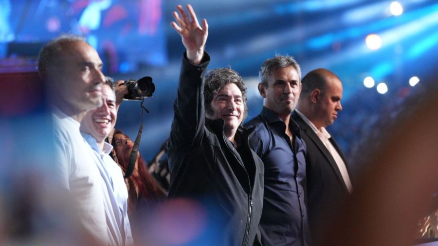 Milei saluda al público en Jesús María