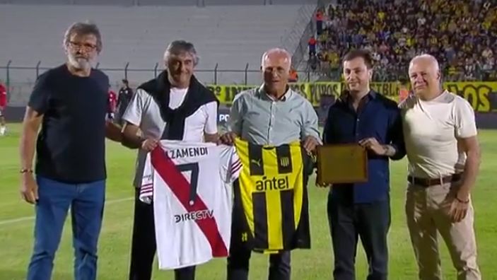 Antes del partido entregaron camisetas y plaquetas al inolvidable Antonio Alzamendi. 