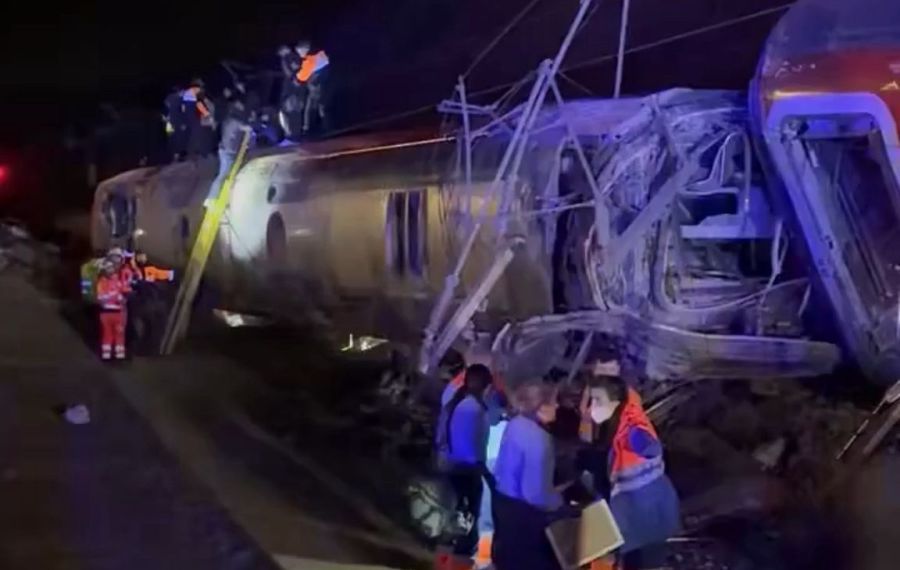 Descarrilaron dos trenes de alta velocidad en España 