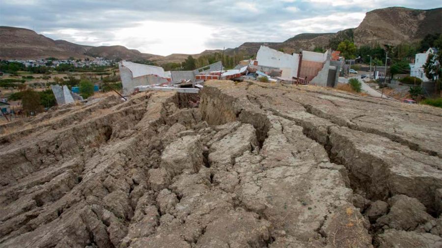 El Cerro Hermitte se les cae encima a las familias del barrio, destruyendo todo a su paso.