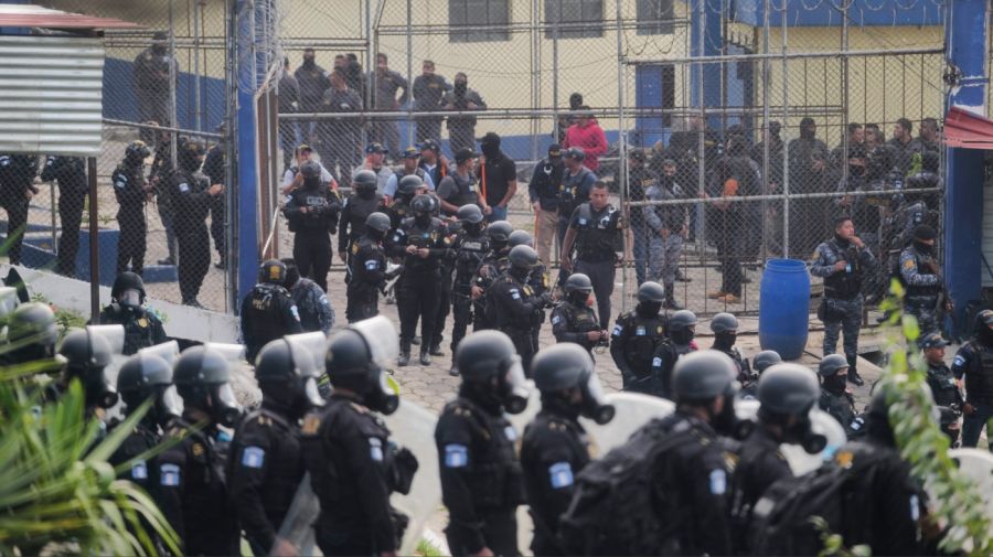 Al menos 46 personas fueron tomadas como rehenes y ocho policías murieron durante motines en cárceles de Guatemala