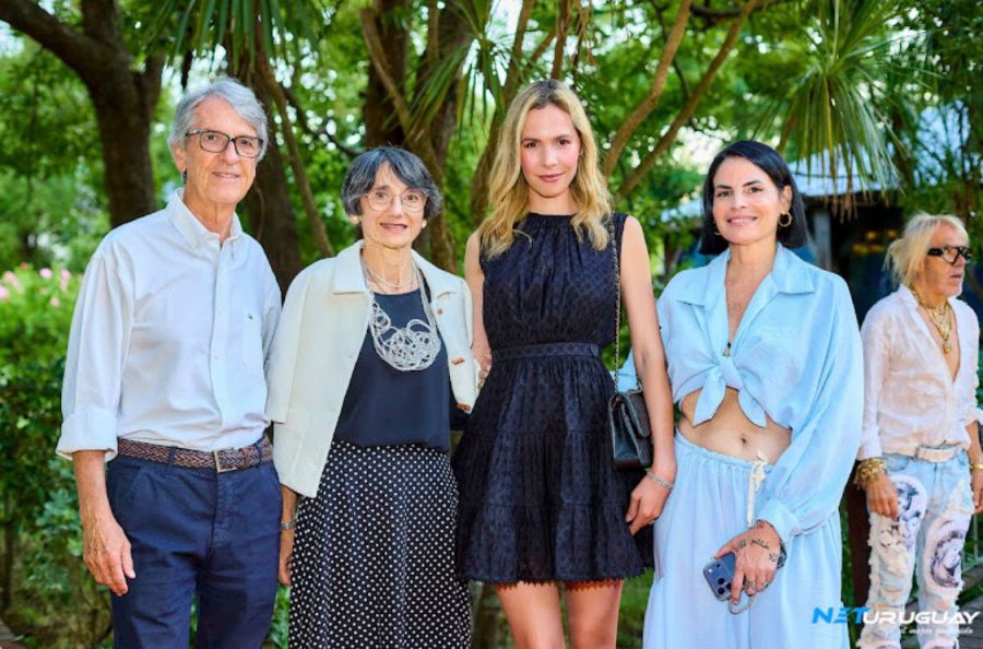 Presidente de Cerema Gustavo Borthagaray su esposa Magdalena, Eliana Constantini y Sol Miranda Productora del desfile