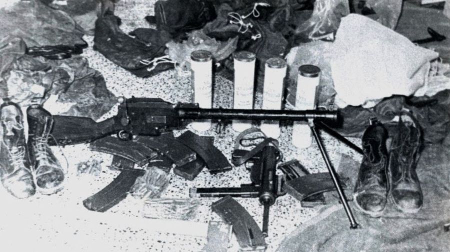 Pertrechos abandonados por el Ejército Revolucionario del Pueblo dentro la guarnición de blindados de Azul