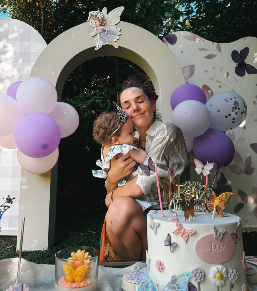 Así fue el increíble primer cumpleaños de Isabella, la hija de Julieta Nair Calvo: mariposas, coronas y hadas