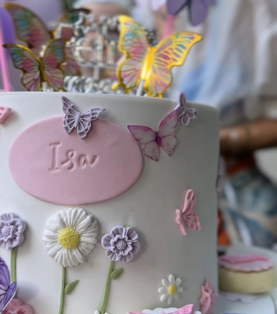 Así fue el increíble primer cumpleaños de Isabella, la hija de Julieta Nair Calvo: mariposas, coronas y hadas