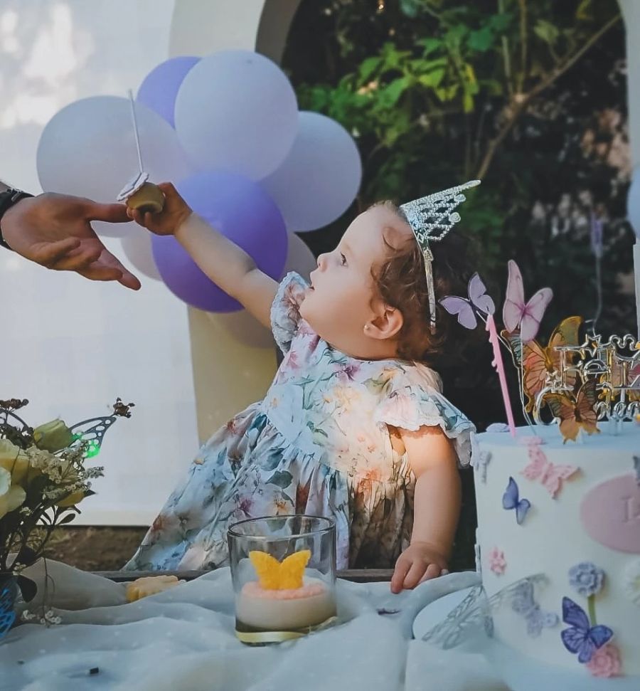 Así fue el increíble primer cumpleaños de Isabella, la hija de Julieta Nair Calvo: mariposas, coronas y hadas