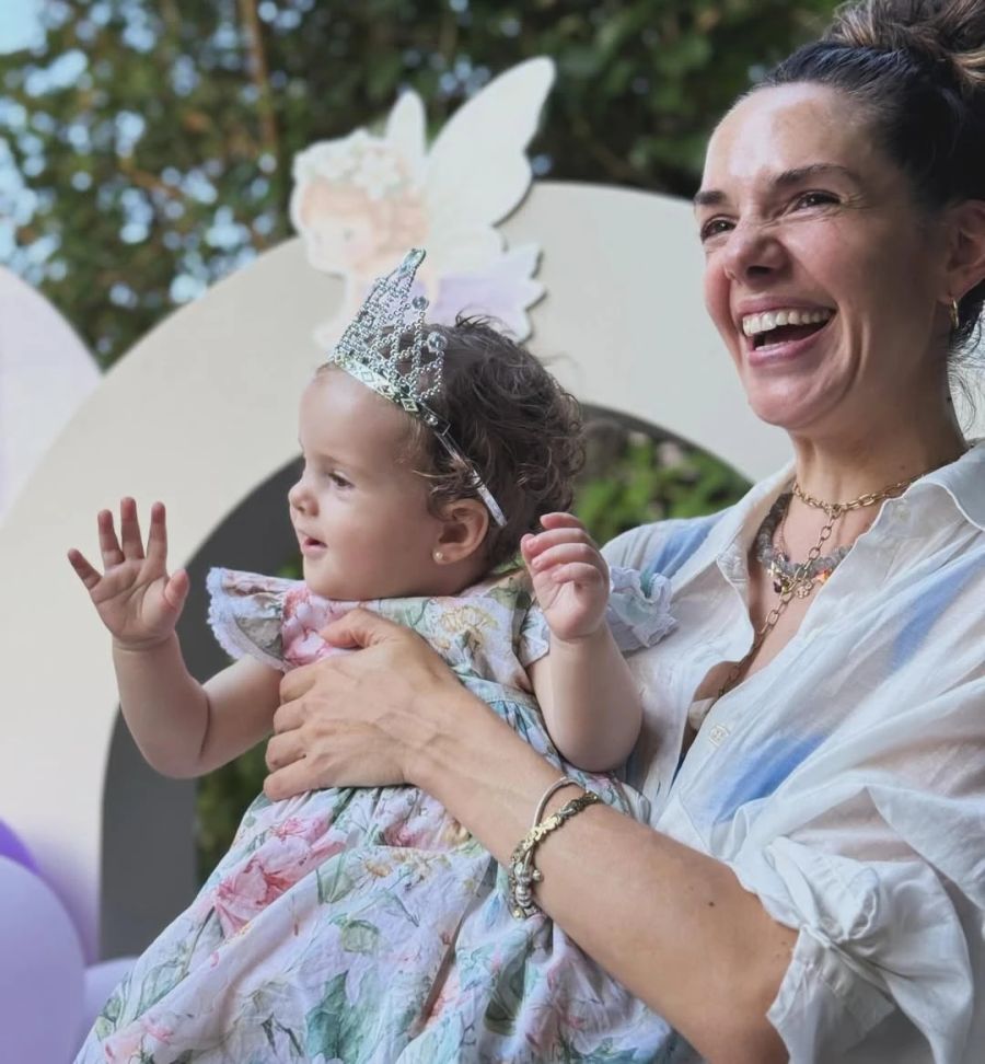 Así fue el increíble primer cumpleaños de Isabella, la hija de Julieta Nair Calvo: mariposas, coronas y hadas