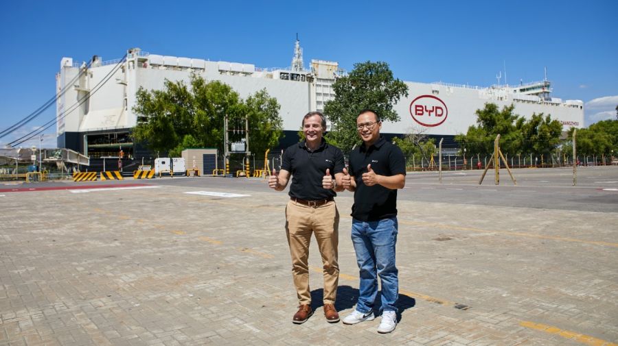 Bernardo Fernández Paz, director Comercial de BYD y Stephen Deng