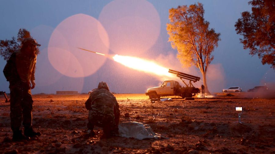 Fotogaleria Fuerzas del gobierno sirio lanzan un cohete contra fuerzas kurdas cerca de Dibsi Faraj, en la zona norte de Tabqa, provincia de Raqa. El ejército sirio tomó el control de amplias zonas del norte de Siria