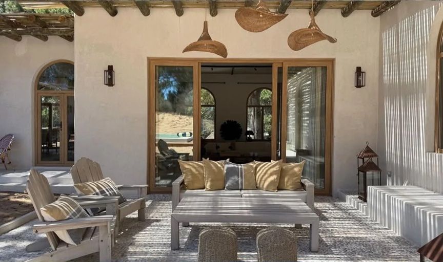 Living de exterior de Zaira Nara en su casa de Punta del Este