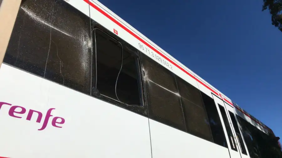 Un tren metropolitano chocó con una grúa en Alumbres, Murcia