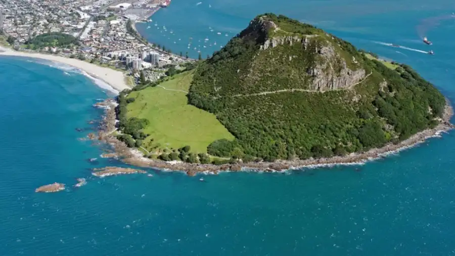 El monte Maunganui es un destino popular de vacaciones en el norte de Nueva Zelanda.