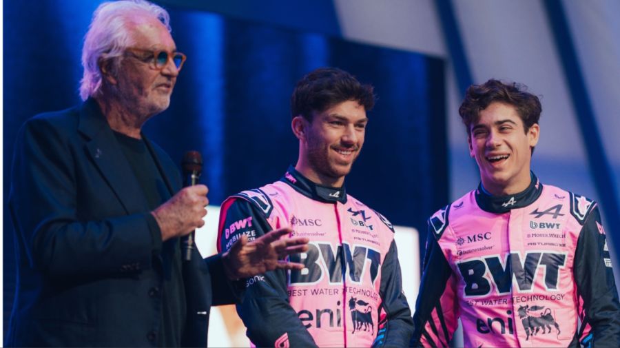 Franco Colapinto junto a Flavio Briatore y Pierre Gasly 