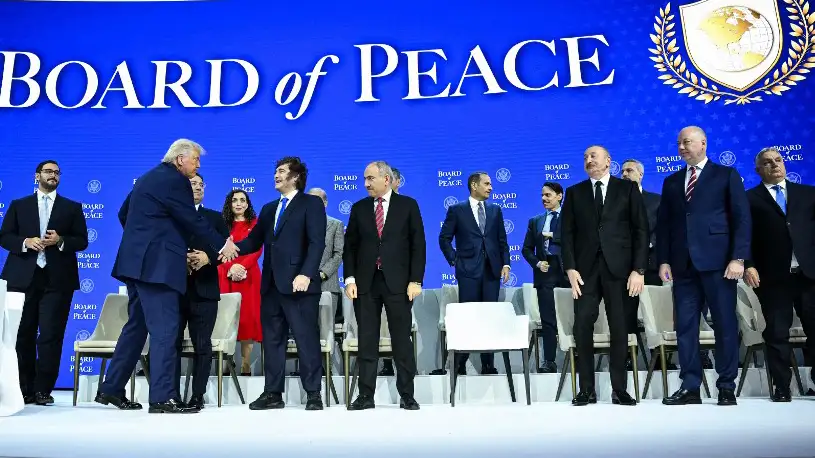 Milei saludando a Trump en Davos. Sus zapatillas deportivas generaron ruido en redes sociales.