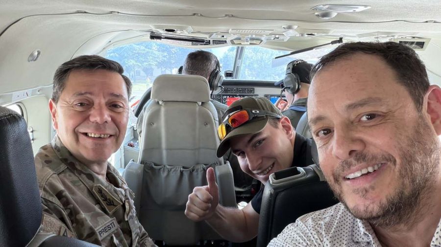 Amigo presidencial. Reidel con el ministro de Defensa, Carlos Presti, y con Karina Milei.