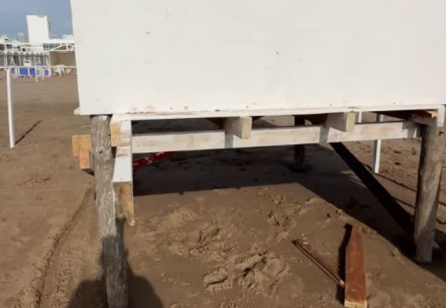 Destrozos en puestos de guardavidas en Punta Mogotes, Mar del Plata.