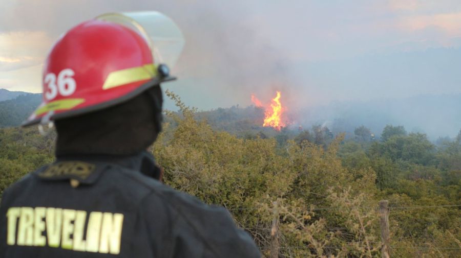 Un bombero de Trevelin observa las llamas que se elevan en el parque nacional Los Alerces, en Chubut