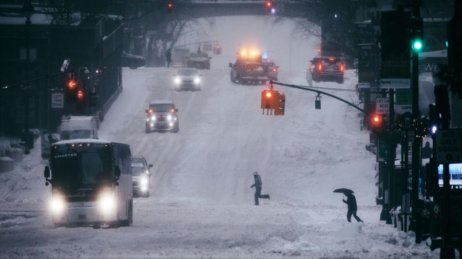 Apagones, vuelos cancelados, supermercados vacíos: una gran tormenta invernal azota EEUU