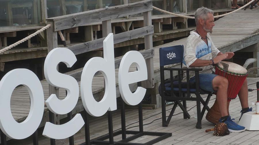 La propuesta de yoga en movimiento de OSDE convocó a grandes y chicos en una jornada dedicada al bienestar emocional en Cariló 27012026 