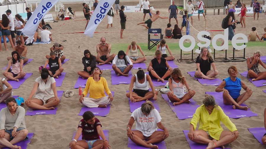 La propuesta de yoga en movimiento de OSDE convocó a grandes y chicos en una jornada dedicada al bienestar emocional en Cariló 27012026 