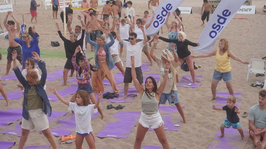 La propuesta de yoga en movimiento de OSDE convocó a grandes y chicos en una jornada dedicada al bienestar emocional en Cariló 27012026 