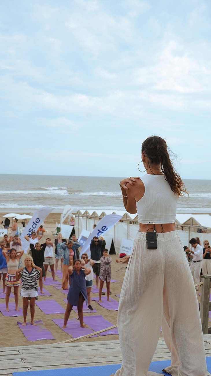 La propuesta de yoga en movimiento de OSDE convocó a grandes y chicos en una jornada dedicada al bienestar emocional en Cariló 27012026 