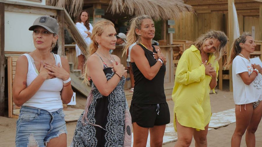 La propuesta de yoga en movimiento de OSDE convocó a grandes y chicos en una jornada dedicada al bienestar emocional en Cariló 27012026 