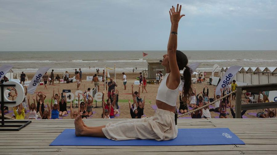 La propuesta de yoga en movimiento de OSDE convocó a grandes y chicos en una jornada dedicada al bienestar emocional en Cariló 27012026 