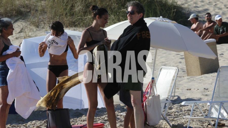 La tarde de playa y sol de Andrés Calamaro y Natalí Franco en Punta del Este: las exclusivas fotos 
