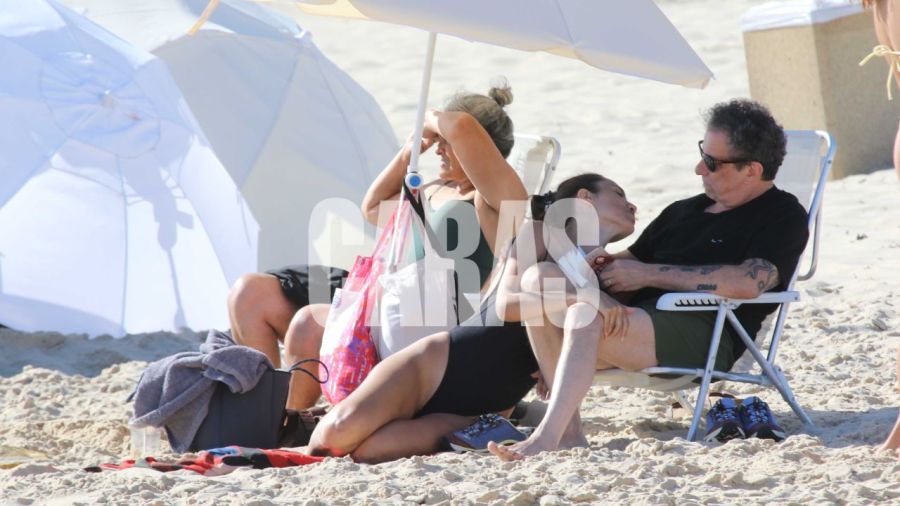 La tarde de playa y sol de Andrés Calamaro y Natalí Franco en Punta del Este: las exclusivas fotos 