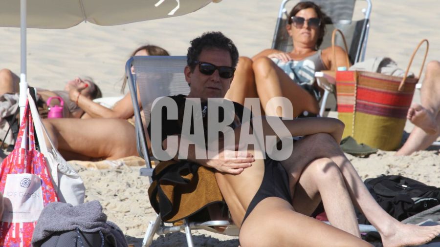 La tarde de playa y sol de Andrés Calamaro y Natalí Franco en Punta del Este: las exclusivas fotos 