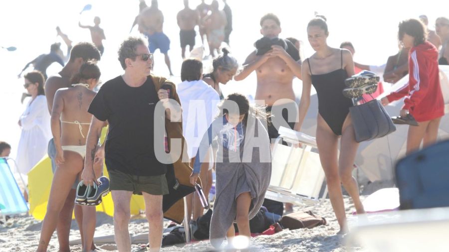 La tarde de playa y sol de Andrés Calamaro y Natalí Franco en Punta del Este: las exclusivas fotos 