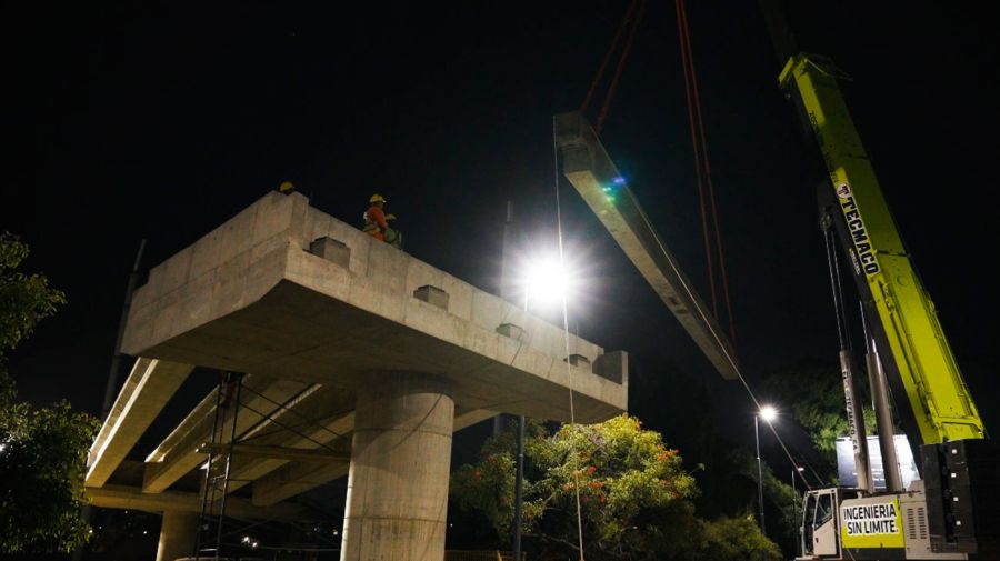 Cierran una avenida clave para montar vigas de 45 toneladas del nuevo Puente Labruna 28012026