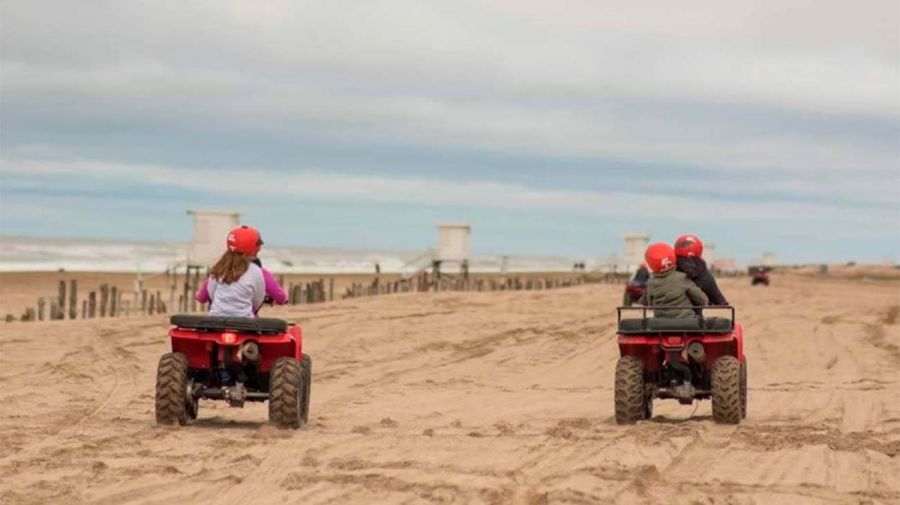 Cuatriciclos y vehículos en los médanos en Pinamar 28012026