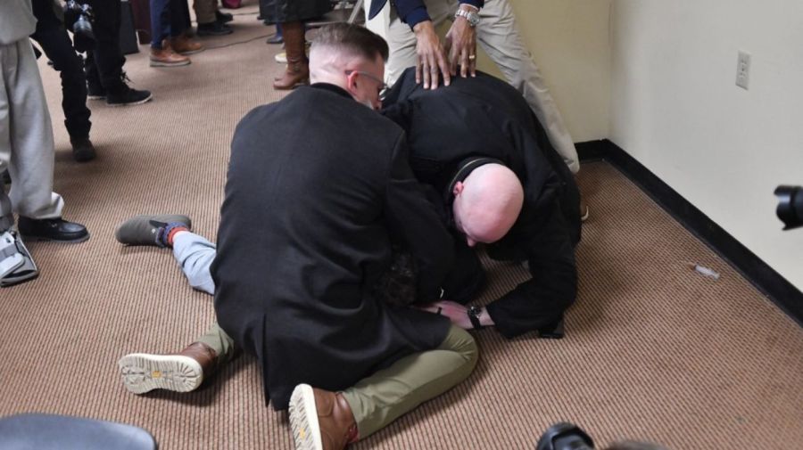 El atacante fue reducido por el personal de seguridad y escoltado fuera de la sala