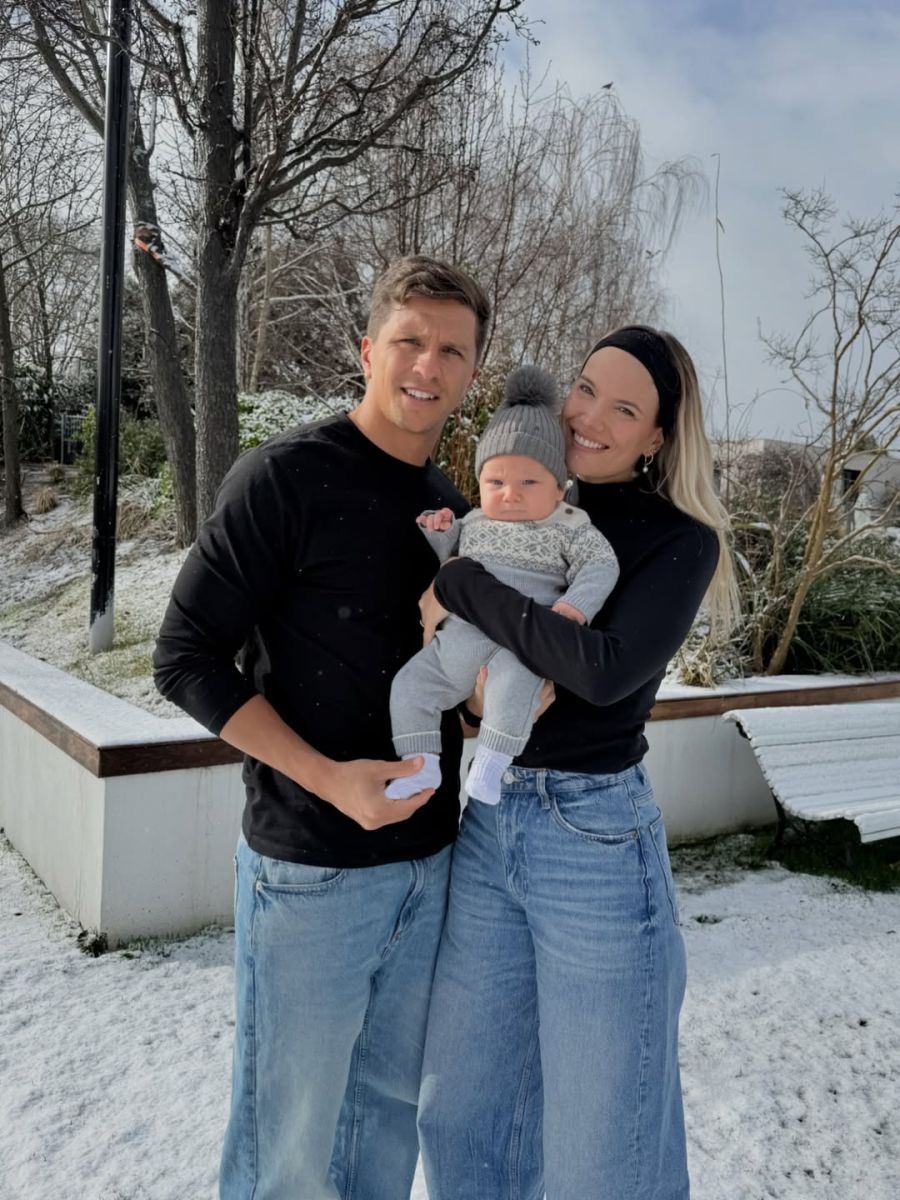 Eva Bargiela y Gianluca Simeone junto a su hijo Faustino en España