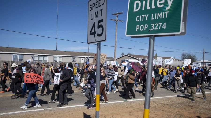 Ciudadanos que protestaban contra el ICE en un centro de detención de Texas fueron reprimidos con gases.